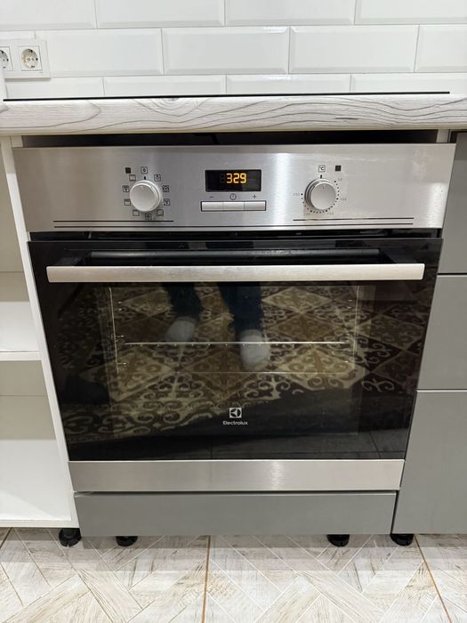 Духовой шкаф б/у Electrolux