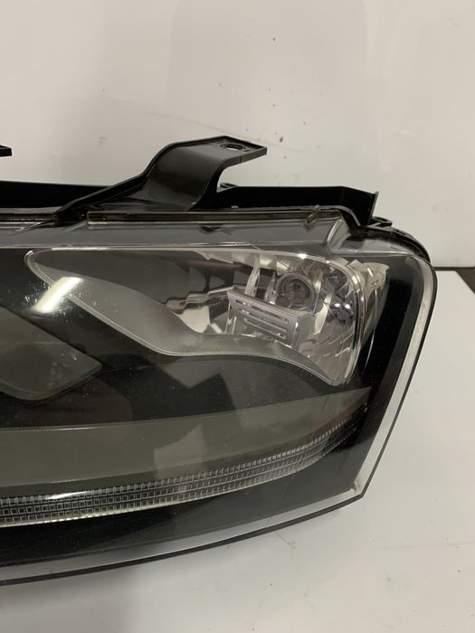 Far Audi Q3 dreapta stare f buna! Nu are urechi rupte!