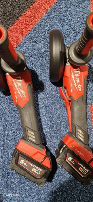 Milwaukee polizor pe acumulator