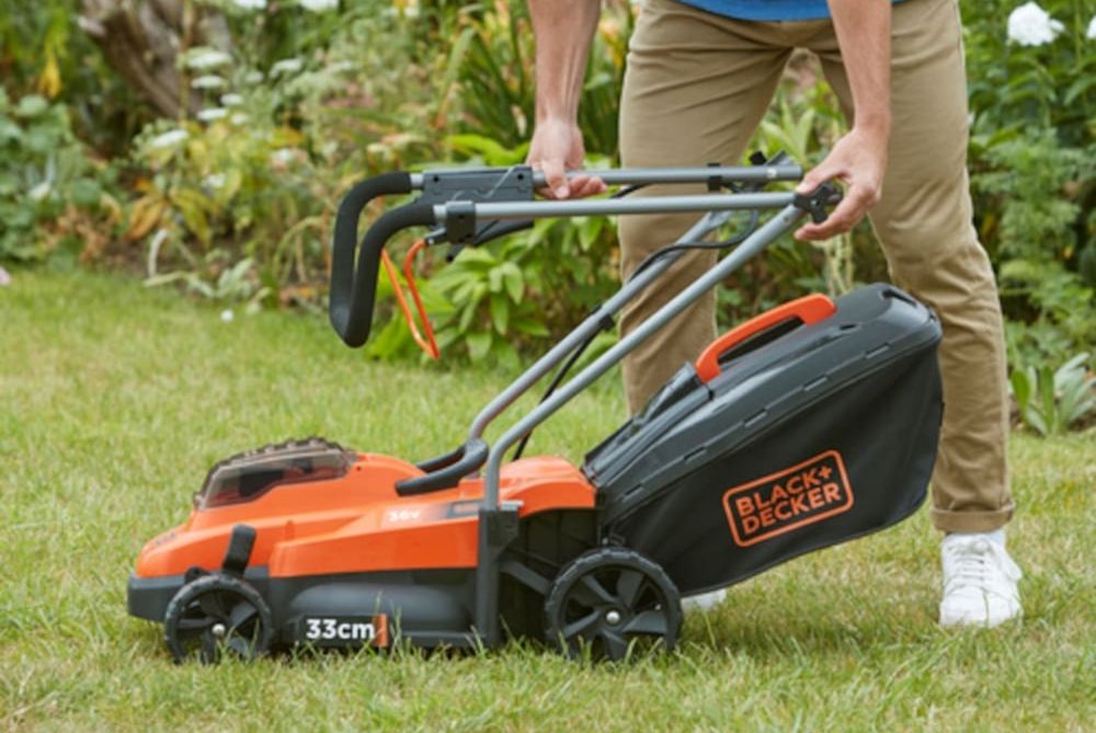Vând mașină de tuns iarba Black & Decker pe acumulator- noua