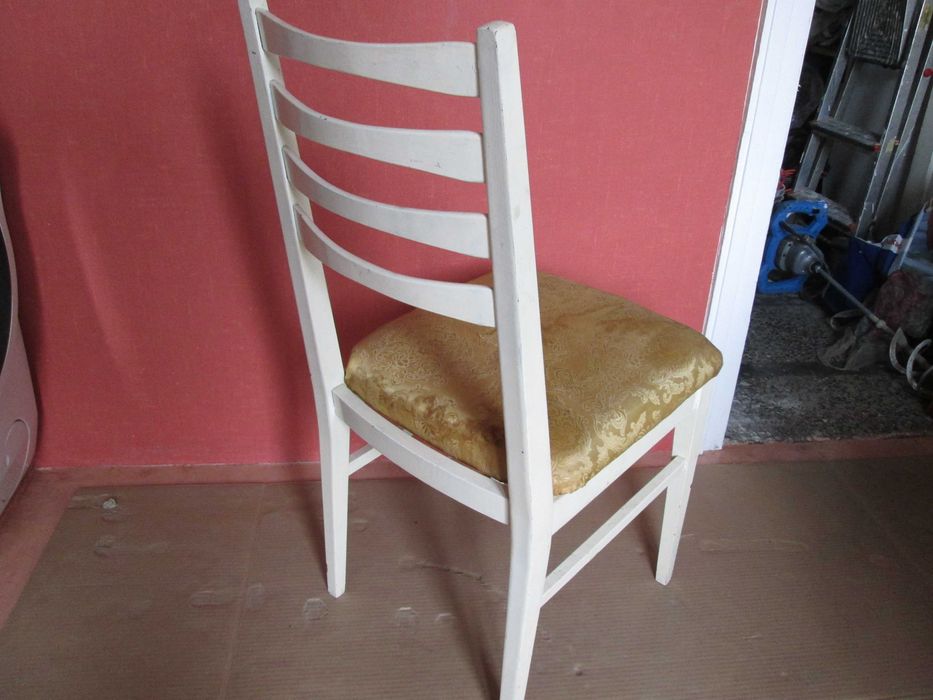 Стол един бял дървен масив.