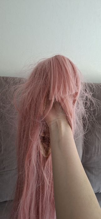 Розовый прямой парик
