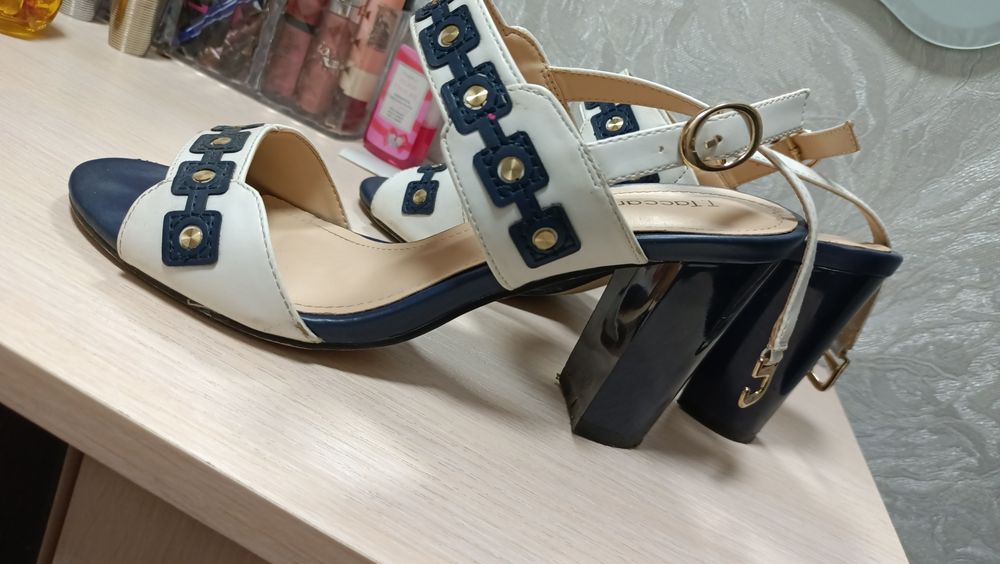 Продаю босоножки женские