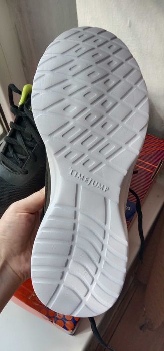 Женские кроссовки 39 размера