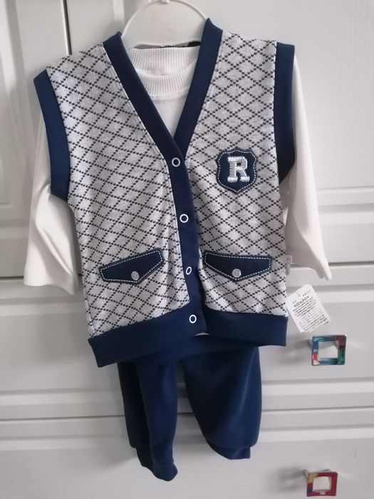 Costumas baieti cu vestuta