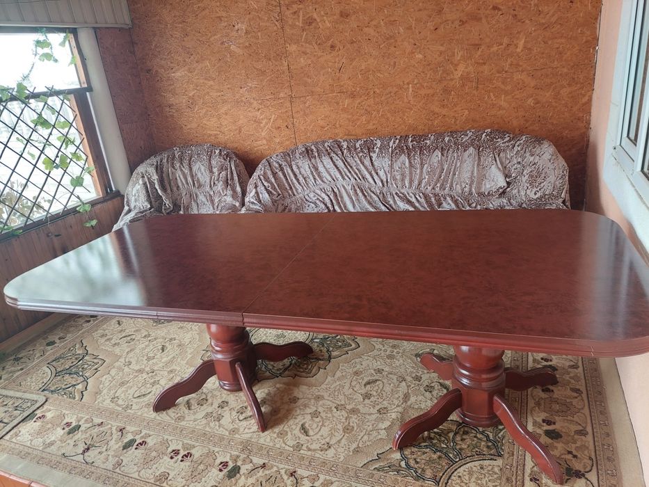 Продаётся красивый стол в зал