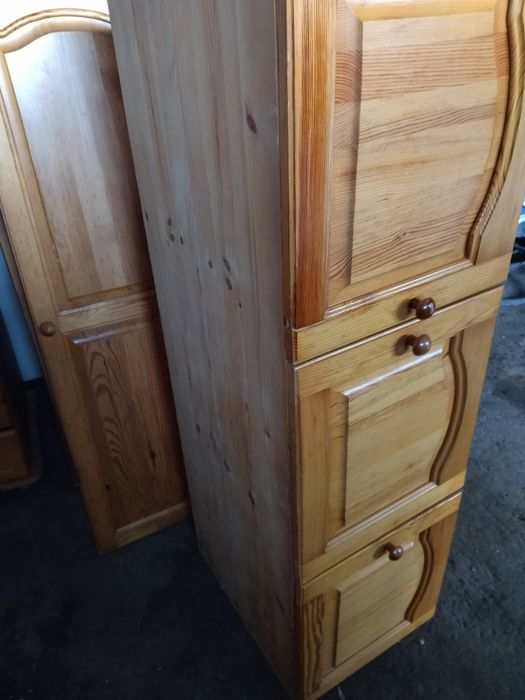 Трикрилен гардероб масивно дърво и скрин