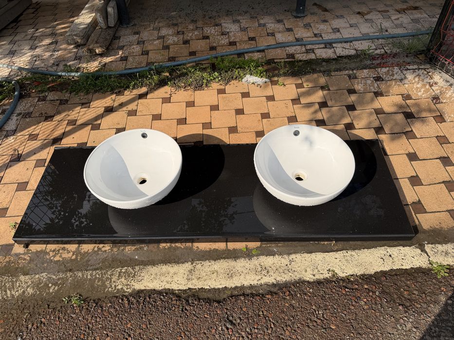 Столешница и две чашки