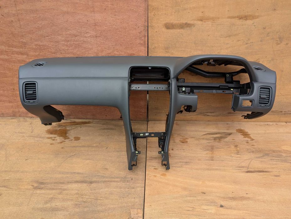 Торпеда панель на Ниссан Цефиро