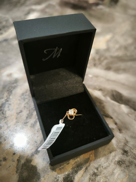 Золотое кольцо с бриллиантом