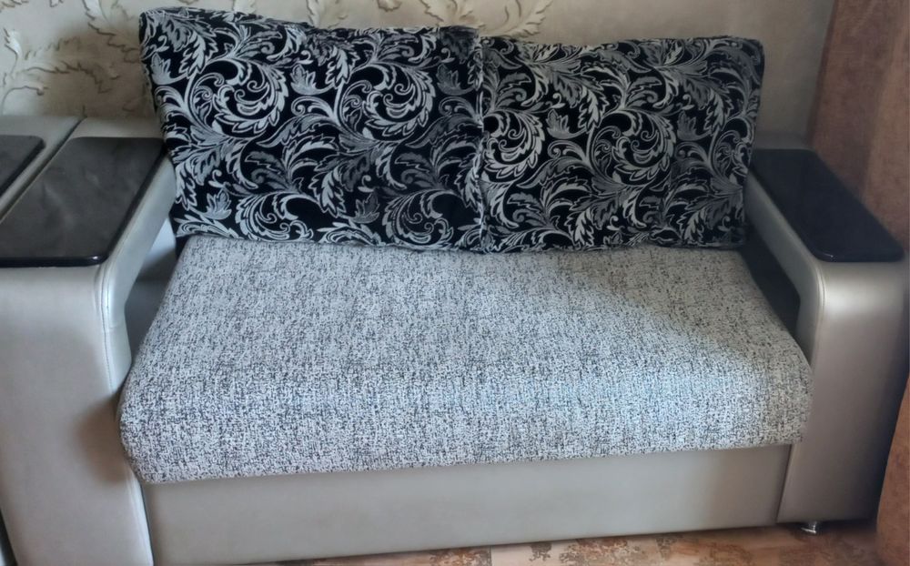 Диван серого цвета