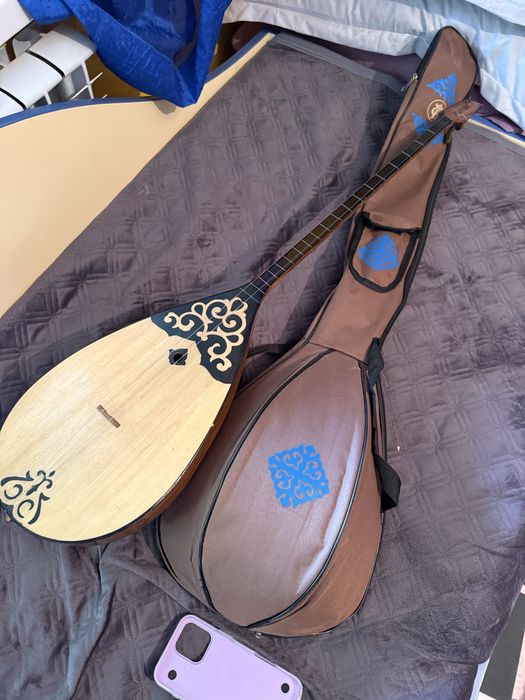 Домбра с казахскими арнаментами