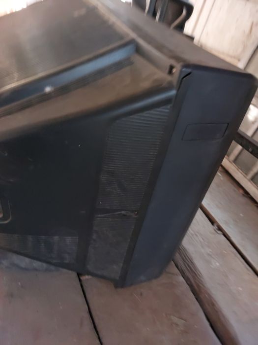 Телевизор Sony,внутри много чего есть.