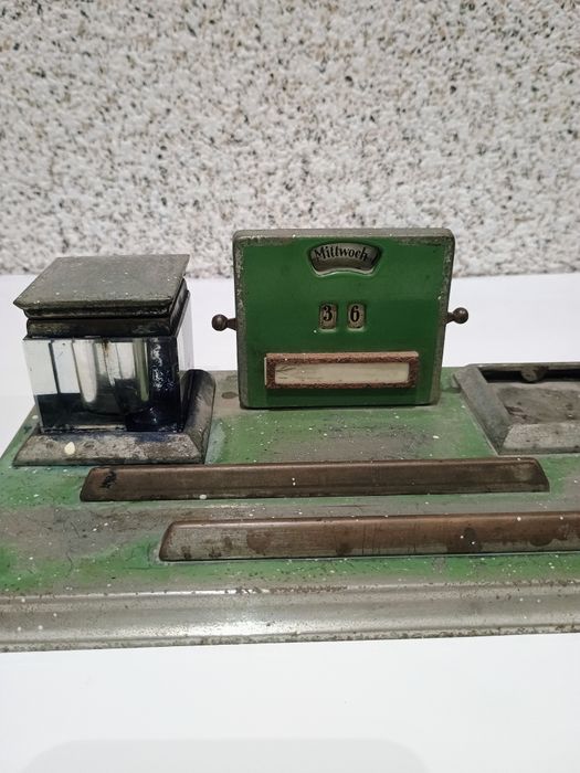 Мастилница с календар