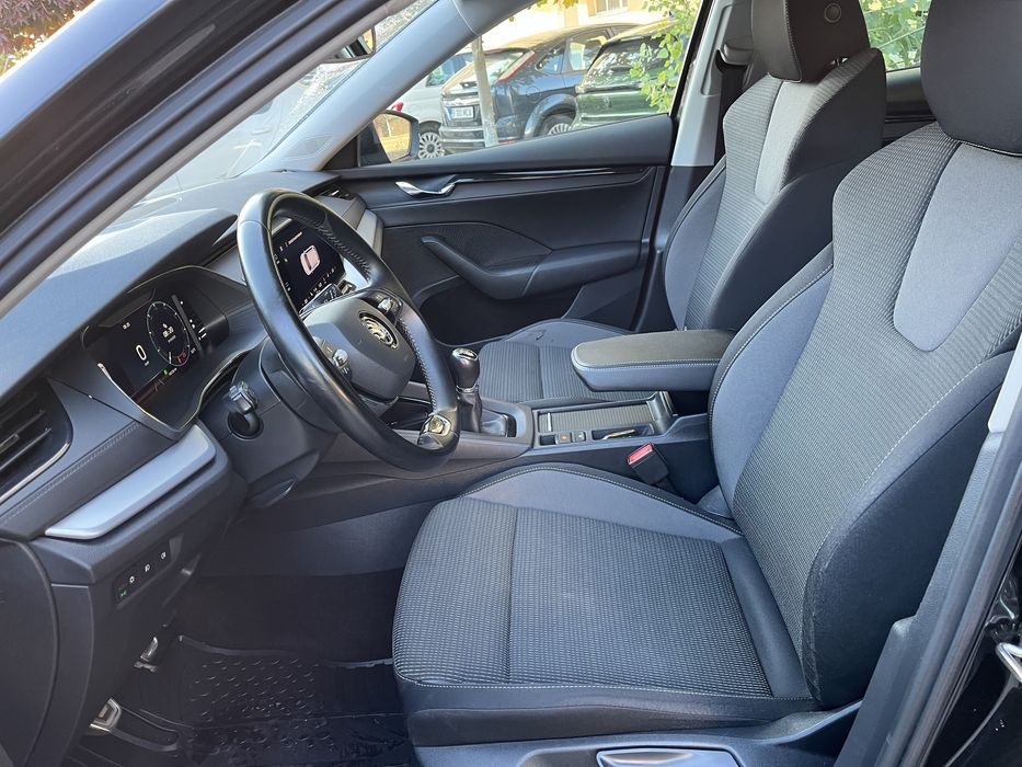 Skoda Octavia 2021 Diesel 2.0 manual incalzire scaune bord digital senzori parcare recunoastere semne faruri led geamuri privacy navigatie mare