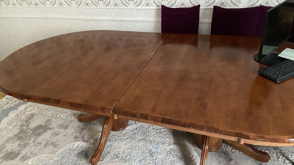 стол для гостей.