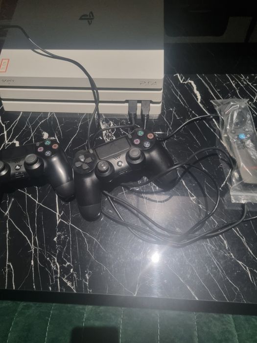 Komplekt Ps4 pro 1 tb sotiladi diskli