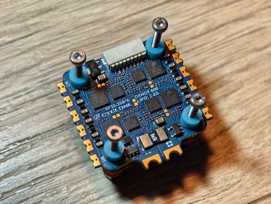 Stack FPV Cyclone XF20-35A - Flight Controller F405 + ESC 35A 4-in-1