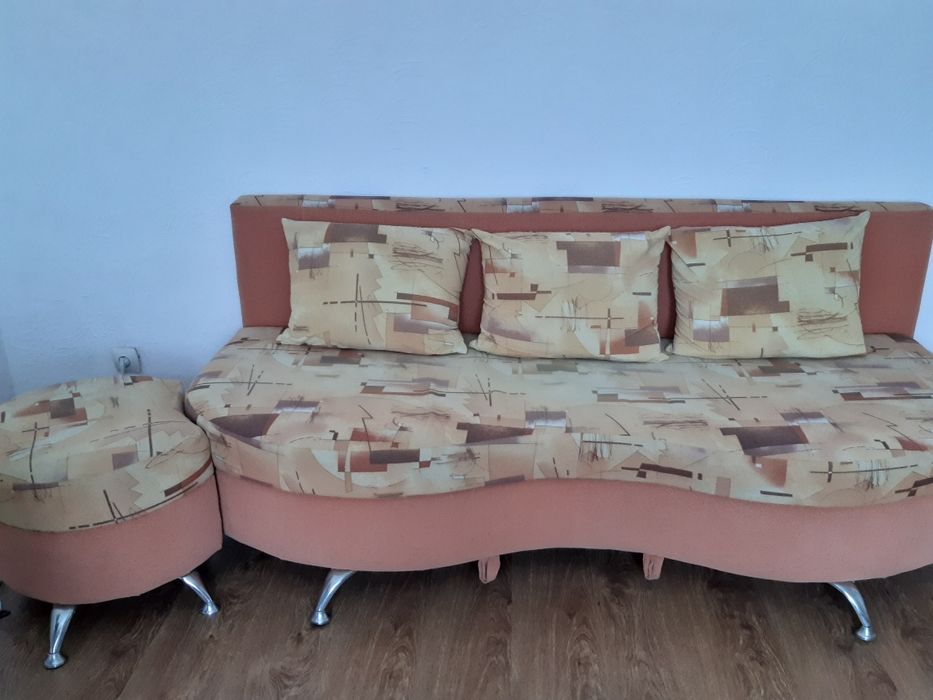 Диван с пуфиком и подушками