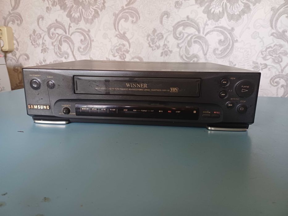 Много видеокассет + видеомагнитофон SAMSUNG