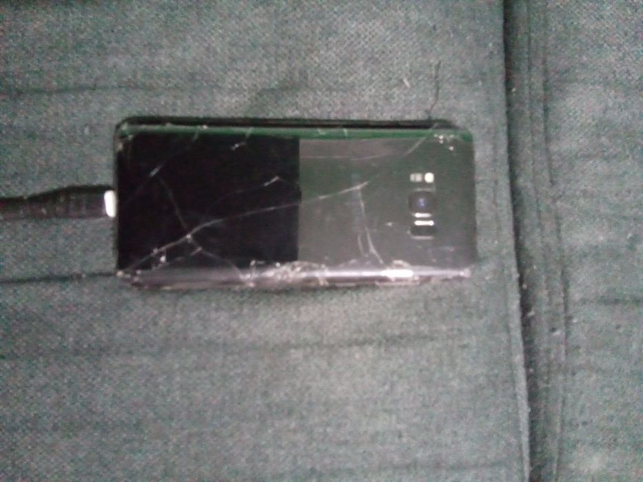 Samsung Galaxy S8+ cu displayul spart. Placa este buna