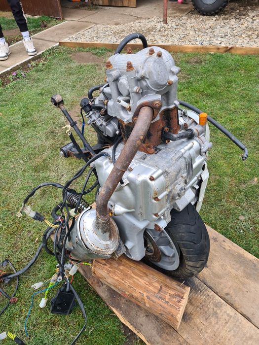 Motor Aprilia de 250 cu răcire pe apa