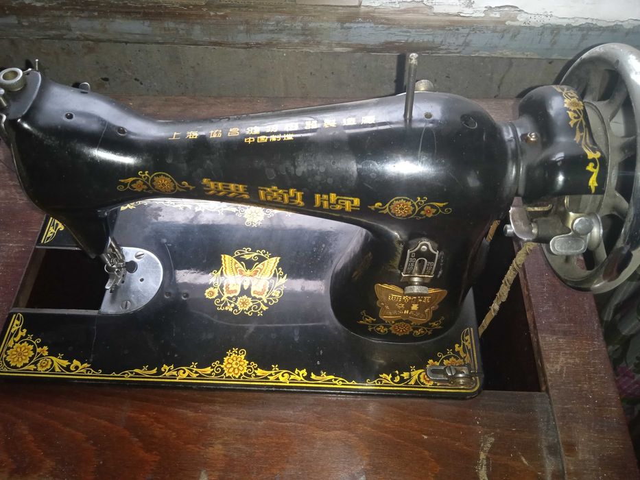 Швейная машинка с тумбой.