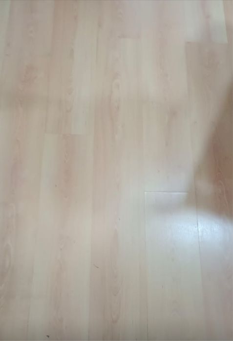 Ламинат Б/У в хорошем состоянии.