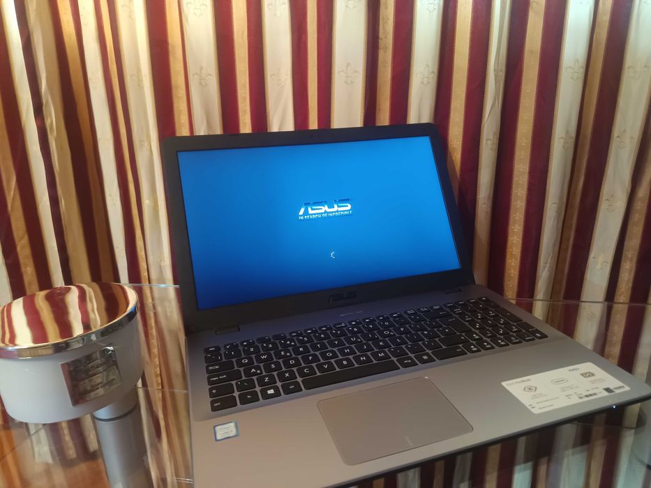 Laptop Asus Vivobook i5