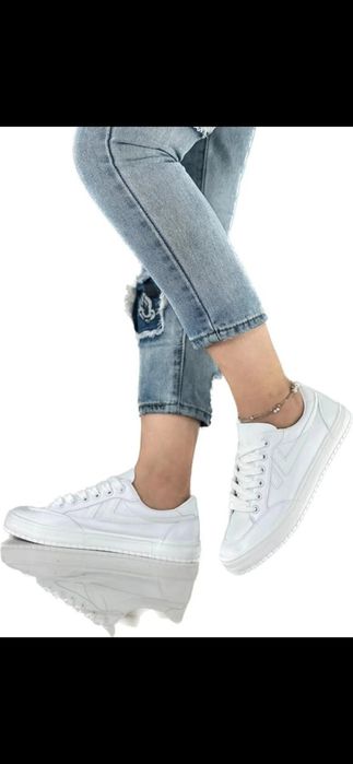 Продам кроссовки белые