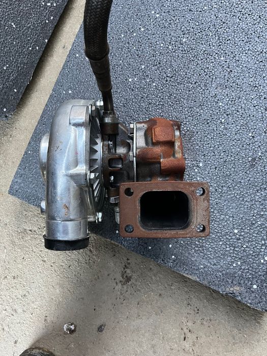 Турбо T3T4 , изпускател Т25 и двете маслени магистрали.