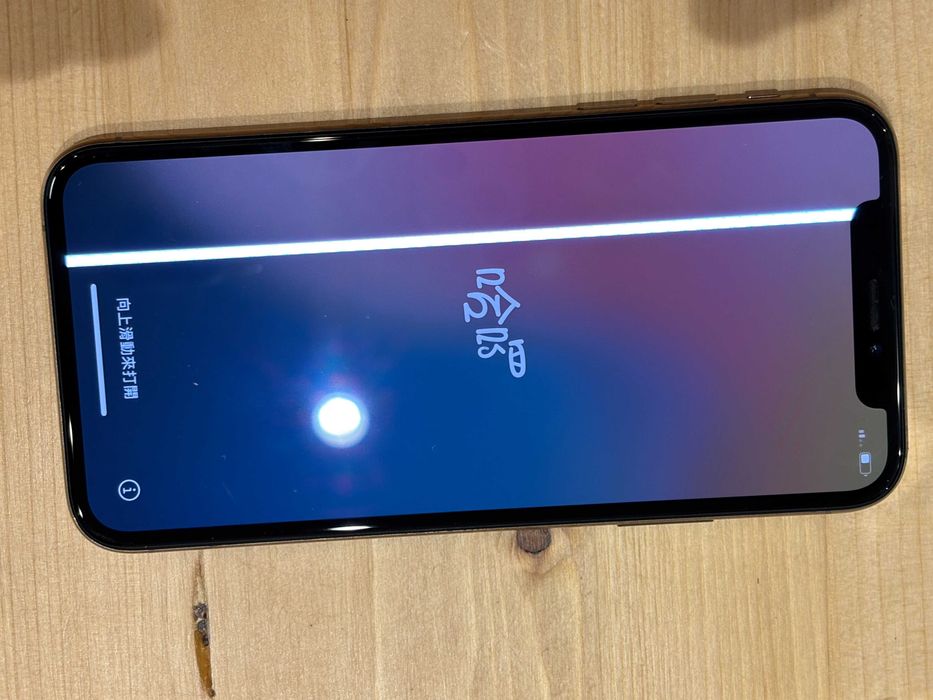 iPhone XS с лента на екрана