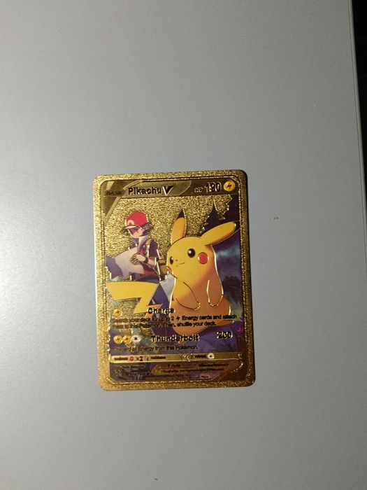 Vând card Pokemon gold cu Pikachu V
