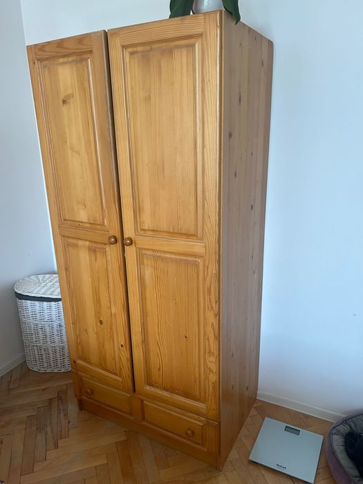 Дървени мебели, пералня, легла с матраци, използвани