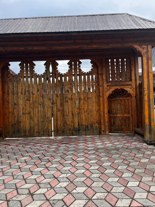 Poartă de brad cu 5 stâlpi