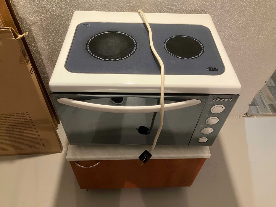 Фурна с двойка керамични котлони - тип раховец, марка Diplomat