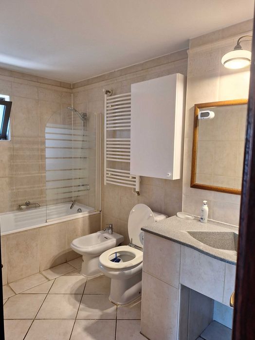 Inchiriez apartament spațios 100 mp, 3 camere + dining, Tribunal Iasi - blocurile tip vila
