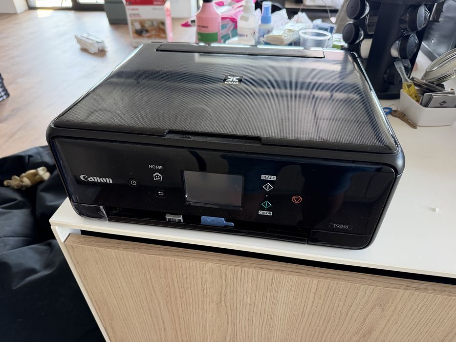 Продавам многофункционален принтер Canon PIXMA TS6250