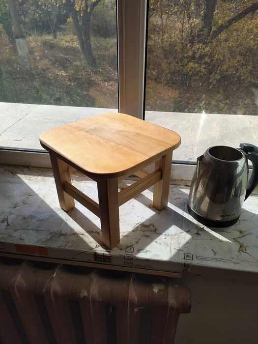 Деревянные стульчики.