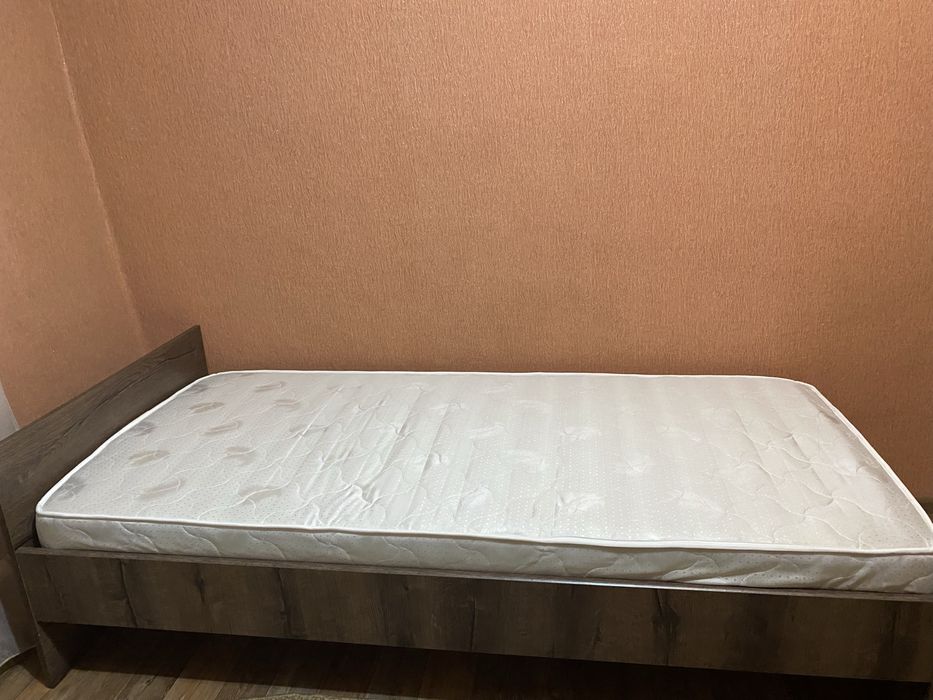 Продам кровать с матрасом