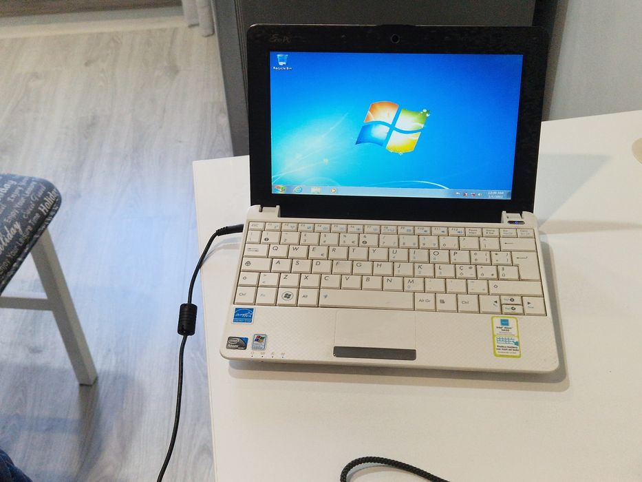 Laptop Asus perfect funcțional la priza