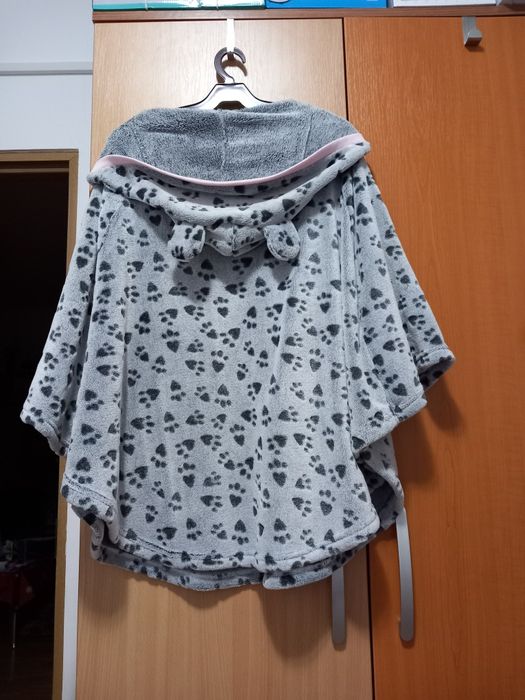 Poncho pentru dama din material pufos cu gluga