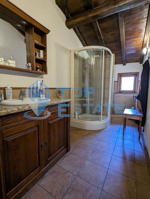 Двуетажна масивна къща в автентичен стил в близост до град Трявна