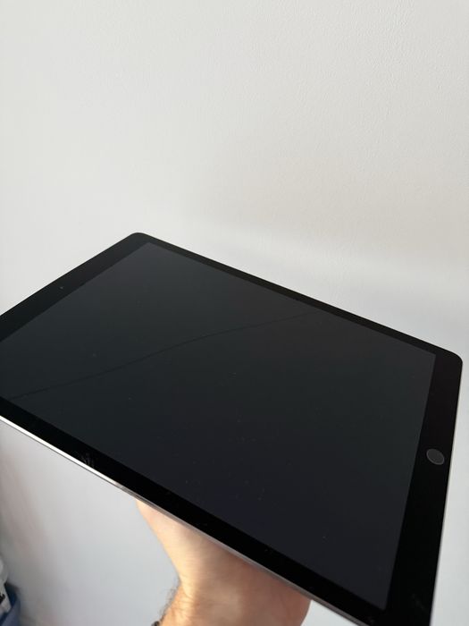 Apple iPad Pro 12.9 (2015) si iPad 9.7 (2018)