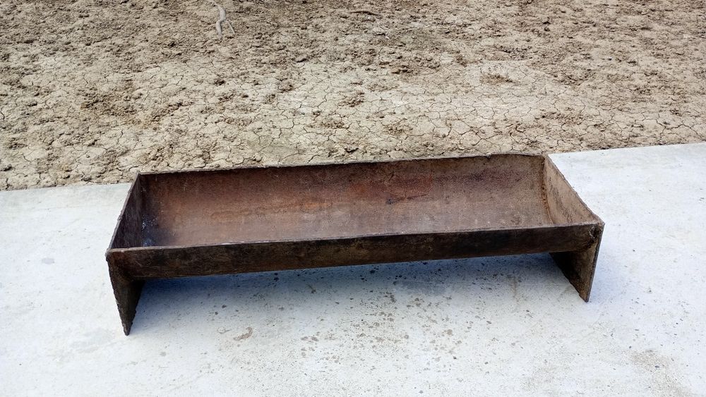 Treucă de pus mâncare pentru porci