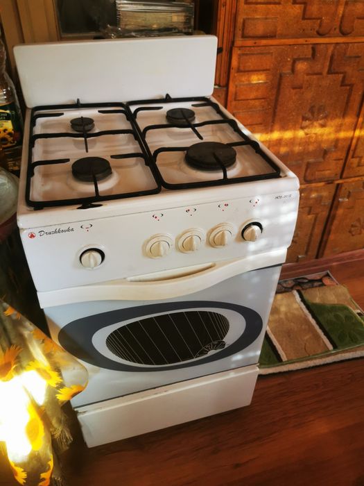 Продам газовую плиту
