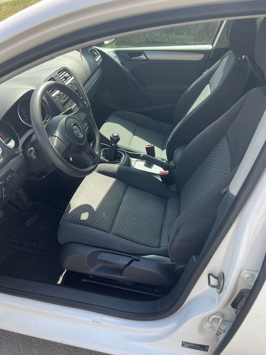 Volkswagen Golf Masina prezinta urme de rugina partea de jos portiere.Pret negociabil.