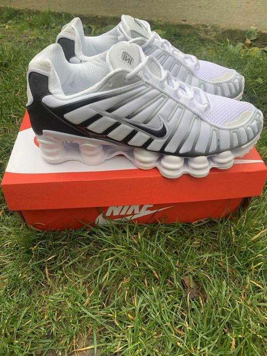 nike shox black&white