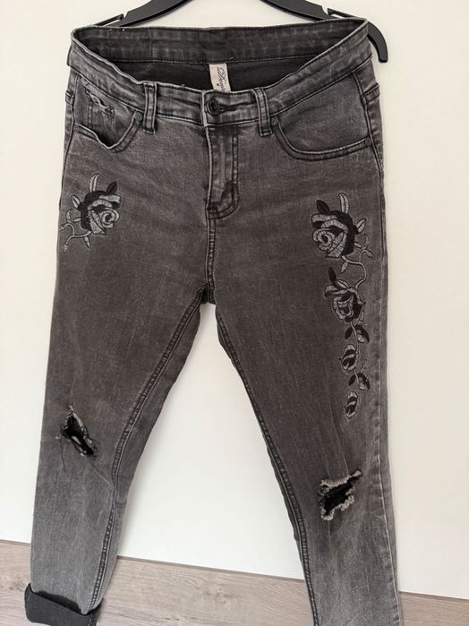 Дамски дънки с бродерия / М размер