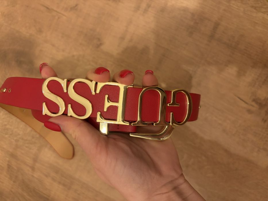 Колан Guess - червен със златни букви